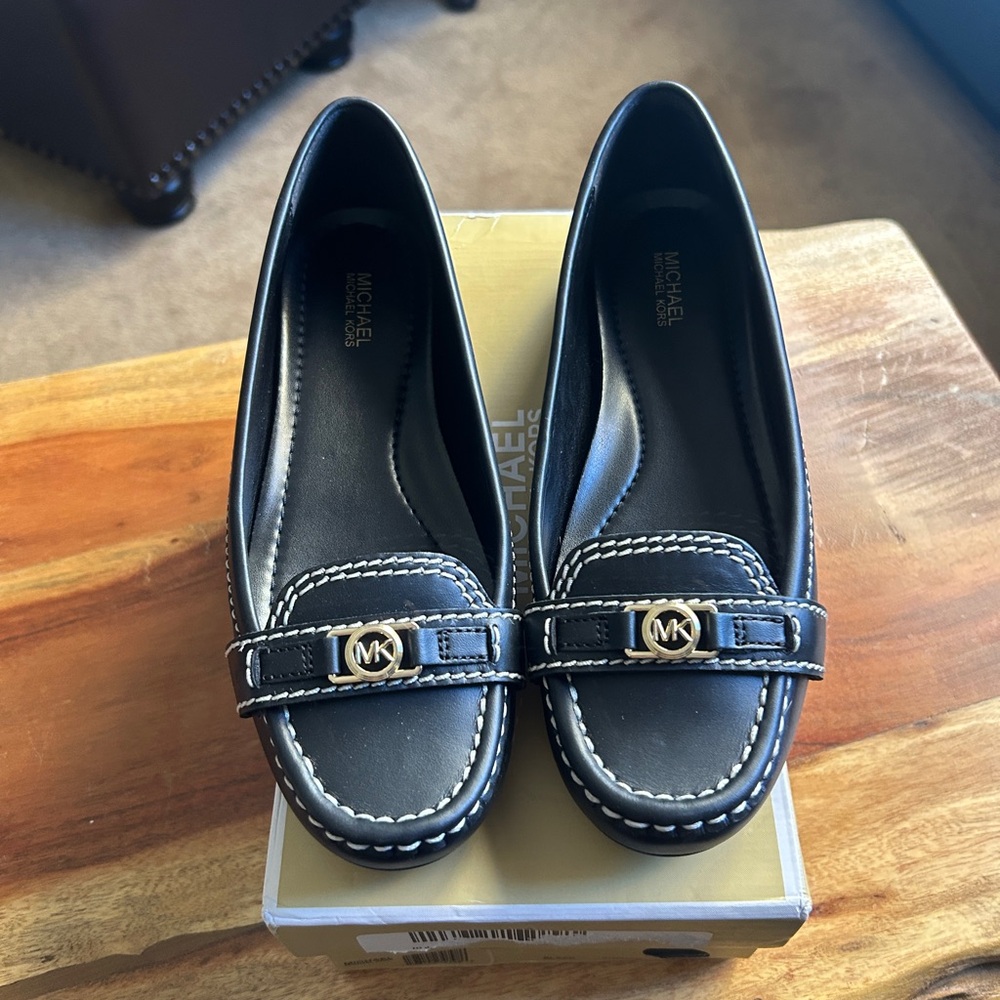 MICHAEL KORS - Mandy Leather Moccasin . New!! Size: 6,5 ( fits best size 7 )